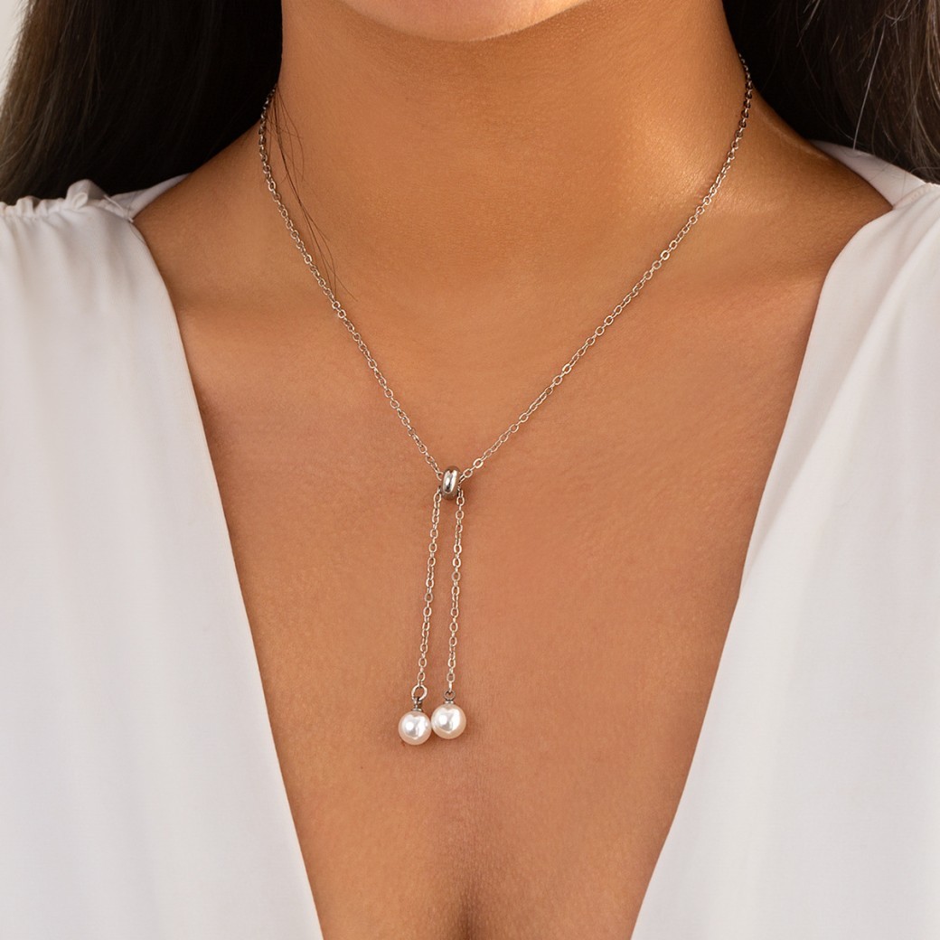 Collar sencillo con borlas de estrellas y perlas