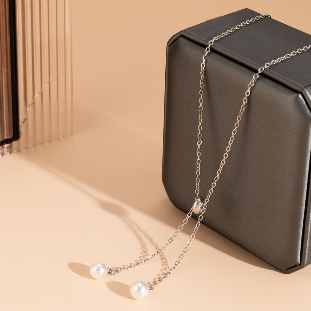 Collar sencillo con borlas de estrellas y perlas