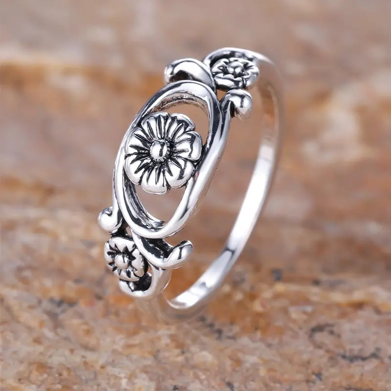 Anillo de flor hueca con diseño retro para mujer