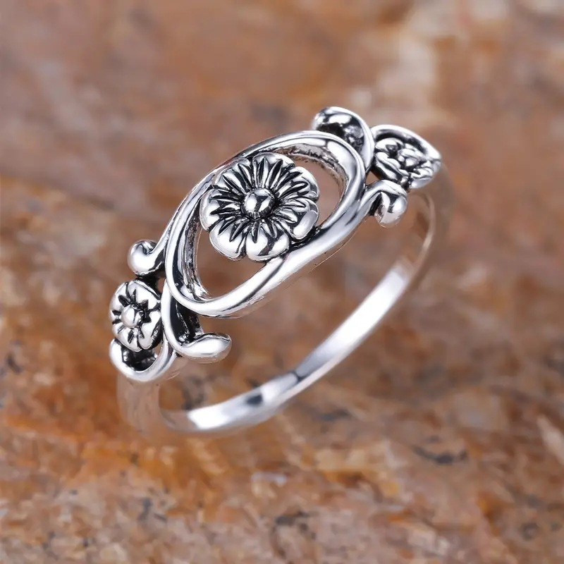 Anillo de flor hueca con diseño retro para mujer