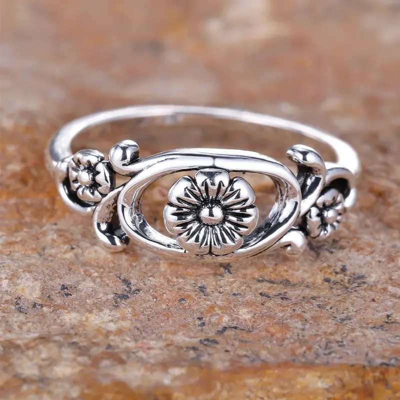 Anillo de flor hueca con diseño retro para mujer