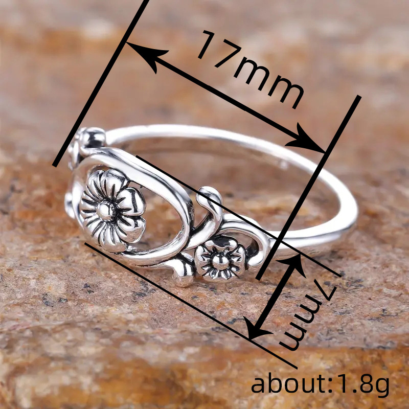 Anillo de flor hueca con diseño retro para mujer