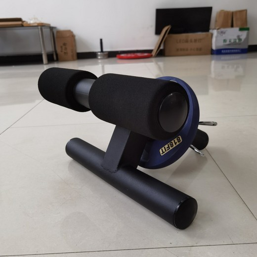 Entrenador de músculos internos de la pantorrilla en el gimnasio en casa