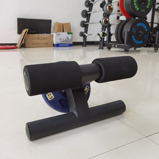 Entrenador de músculos internos de la pantorrilla en el gimnasio en casa