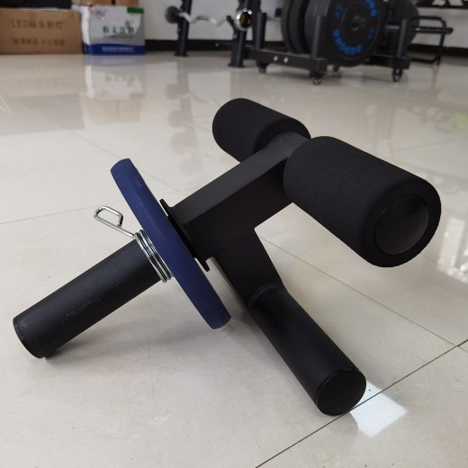 Entrenador de músculos internos de la pantorrilla en el gimnasio en casa
