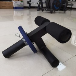 Entrenador de músculos internos de la pantorrilla en el gimnasio en casa