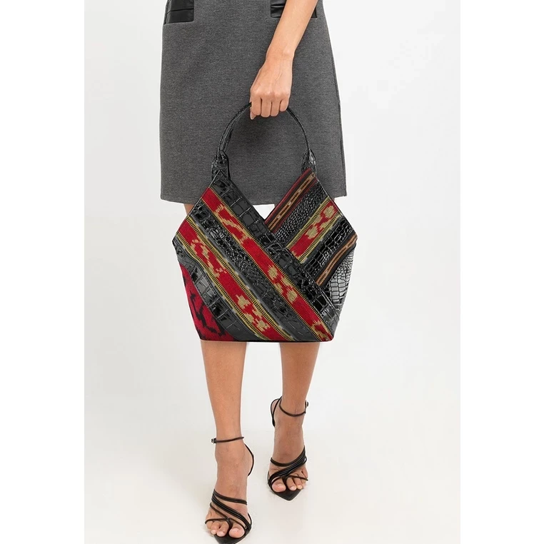 Bolso negro tejido con batik étnico para mujer