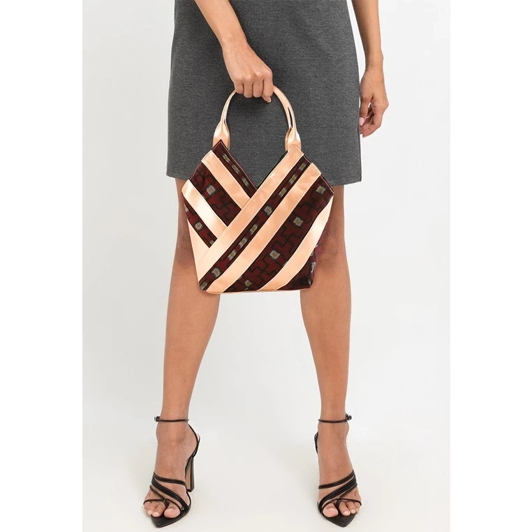 Bolso dorado tejido con batik étnico para mujer