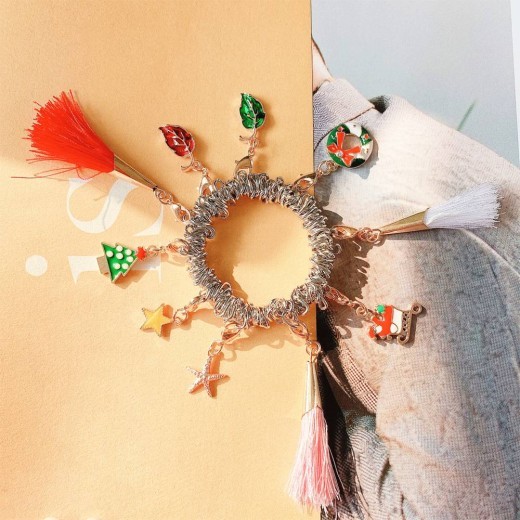 Pulsera colgante para niños en caja de regalo portátil.