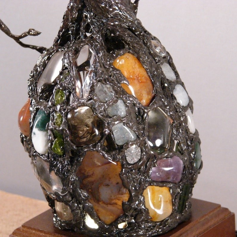 Lámpara decorativa con gemas y escultura de metal de árbol antiguo