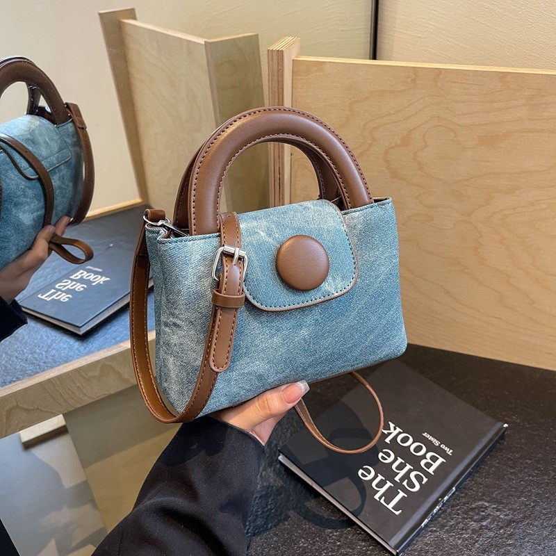 Bolso de mano femenino, compacto y bonito, con un diseño de contraste de colores.