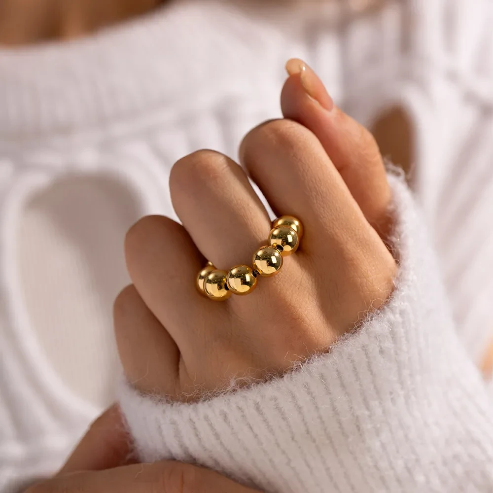 Anillo de acero inoxidable de lujo, nuevo y moderno.