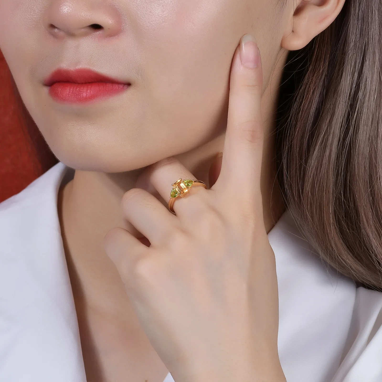 Anillo de citrino con diseño de lujo, moderno y ligero, con incrustaciones de gemas.