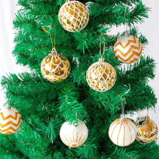 Product Description for Christmas Tree Decoration Balls in Bucket Introduction: A Complete Holiday Decoration Set for Your Christmas Tree Transform your home into a festive wonderland with the Christmas Tree Decoration Balls in Bucket. This carefully cura