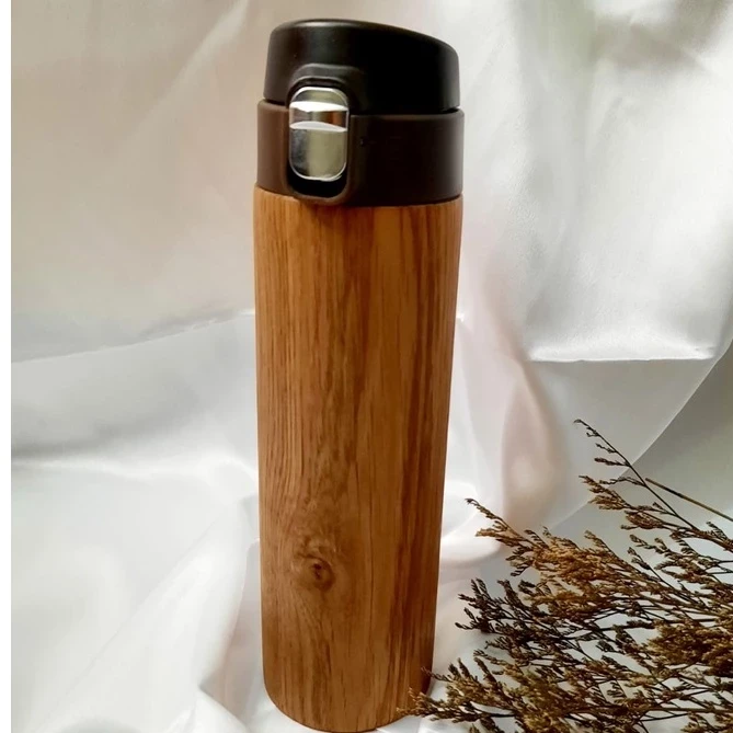 Estético juego de termo y taza fabricado en madera de teca recubierto de acero inoxidable.