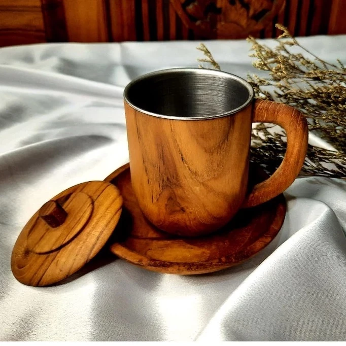 Estético juego de termo y taza fabricado en madera de teca recubierto de acero inoxidable.