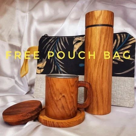 Estético juego de termo y taza fabricado en madera de teca recubierto de acero inoxidable.