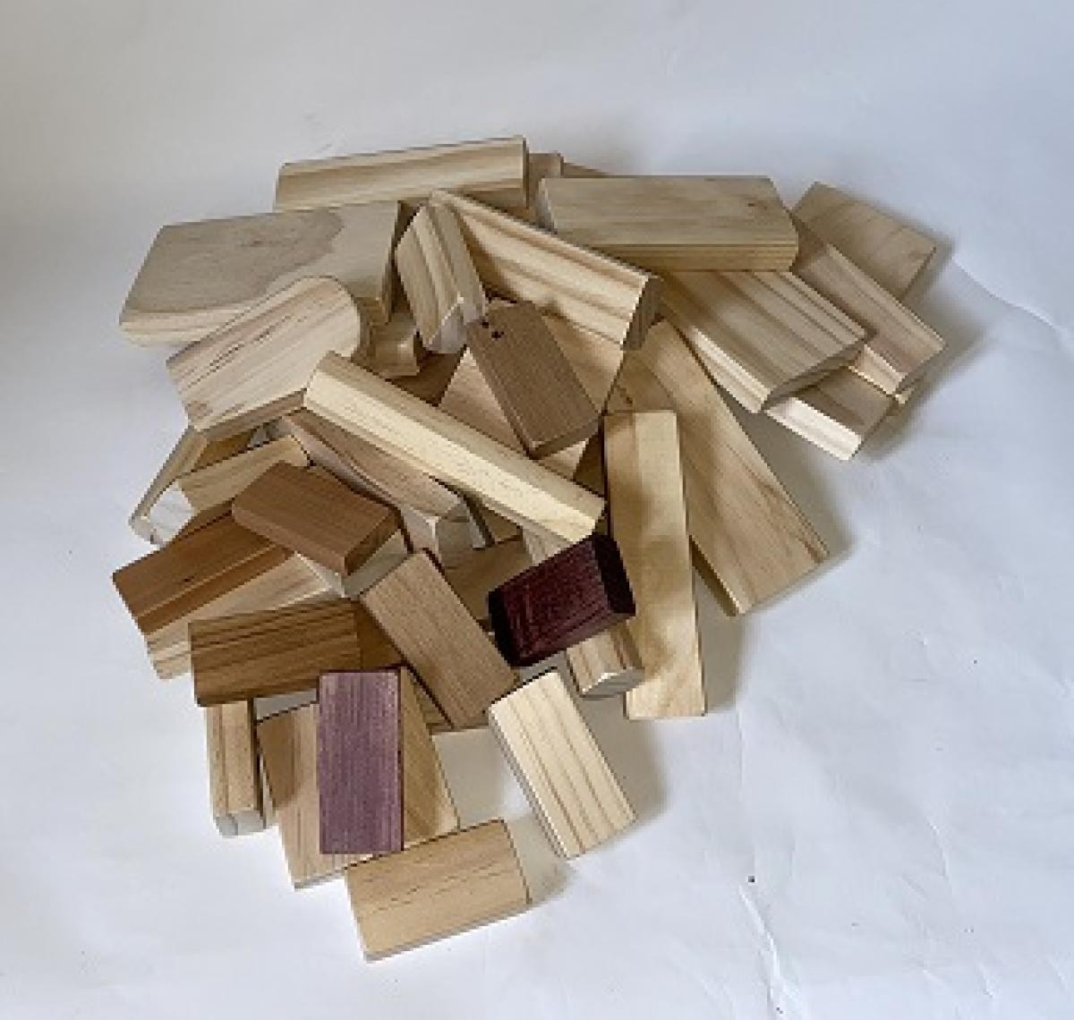 Carrito de madera con bloques lijados a mano