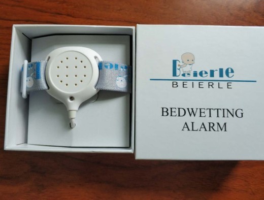 La luz y el anillo recuerdan al niño la alarma de enuresis.