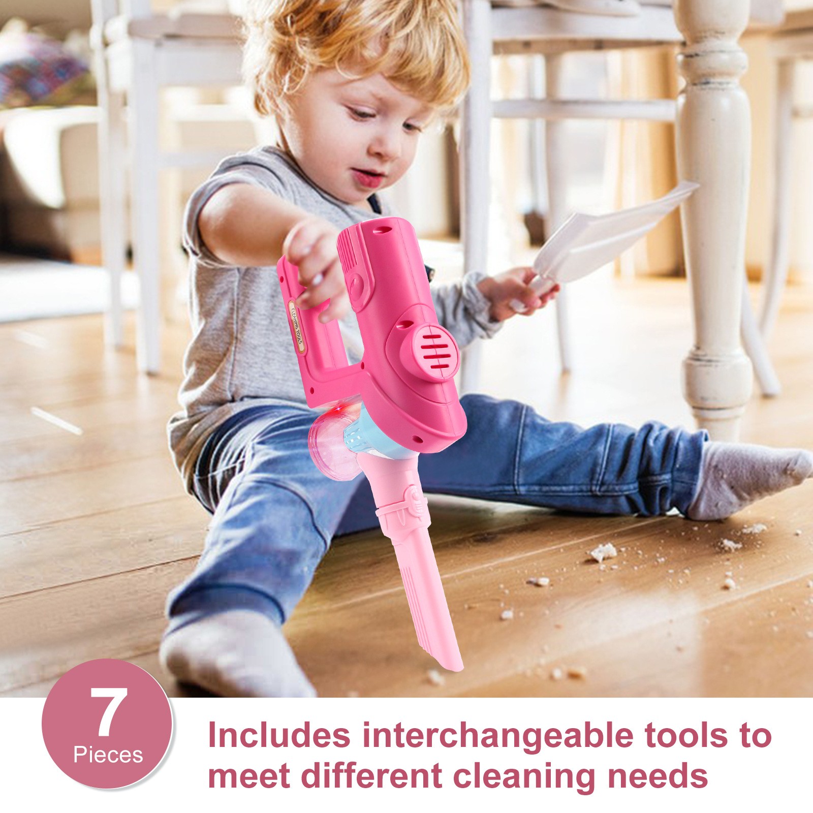 Los niños juegan a la casa, limpian los juguetes de la aspiradora