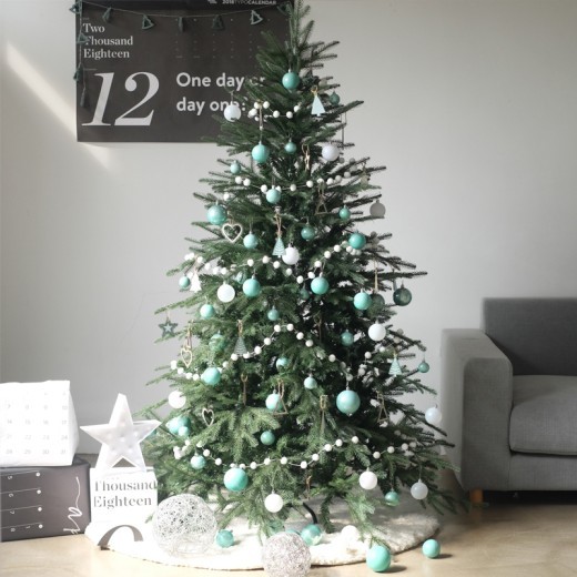 Bolas navideñas de color champán dorado perlado para decorar el árbol de Navidad.