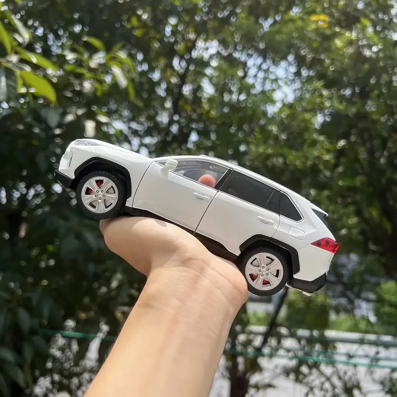 Modelo SUV Toyota de aleación de zinc fundido a presión a escala 1/24, con retroceso manual, funcionamiento por fricción, sonido e iluminación, con batería de botón no recargable, para niños de 3 a 6 años.