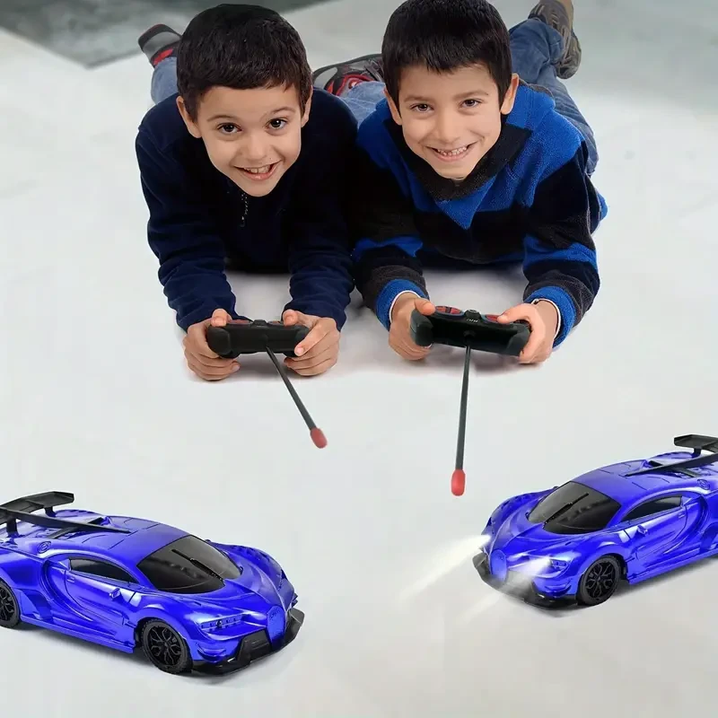 Coche de juguete con control remoto azul para niños mayores de 3 años. Funciona con pilas, plástico resistente, control por botones, diseño sedán. Regalo perfecto para niños y niñas.