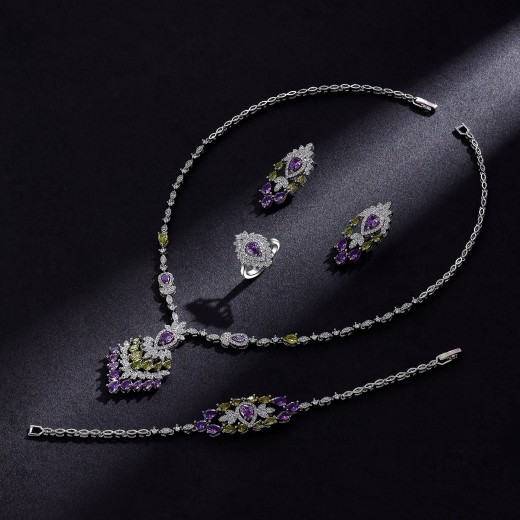 Conjunto de 4 pendientes y collar de circonitas de colores