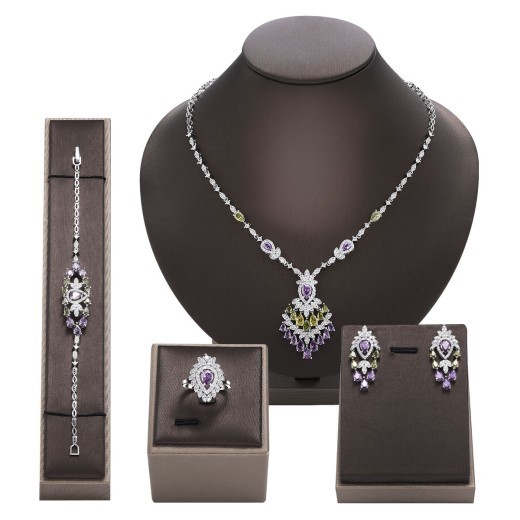 Conjunto de 4 pendientes y collar de circonitas de colores