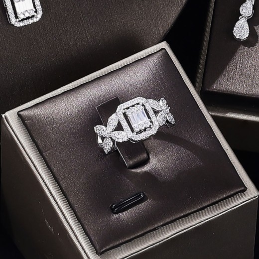 Conjunto de cuatro collares, pendientes, pulseras y anillos de circonita