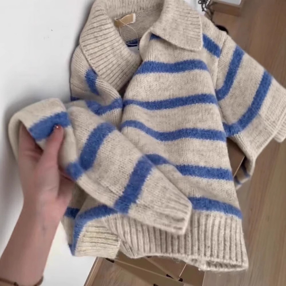 Suéter suave de manga larga con solapa tipo polo y rayas azules