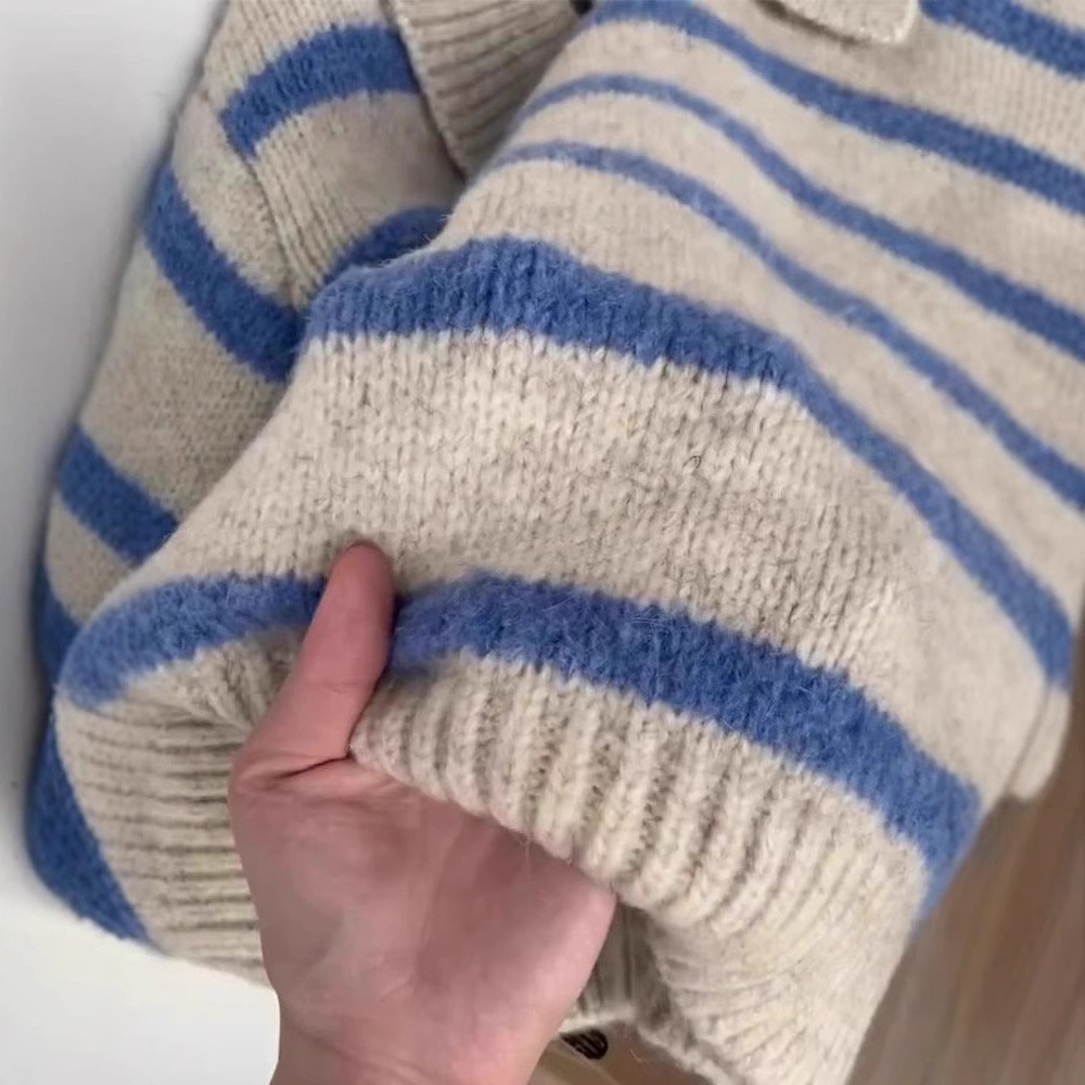 Suéter suave de manga larga con solapa tipo polo y rayas azules