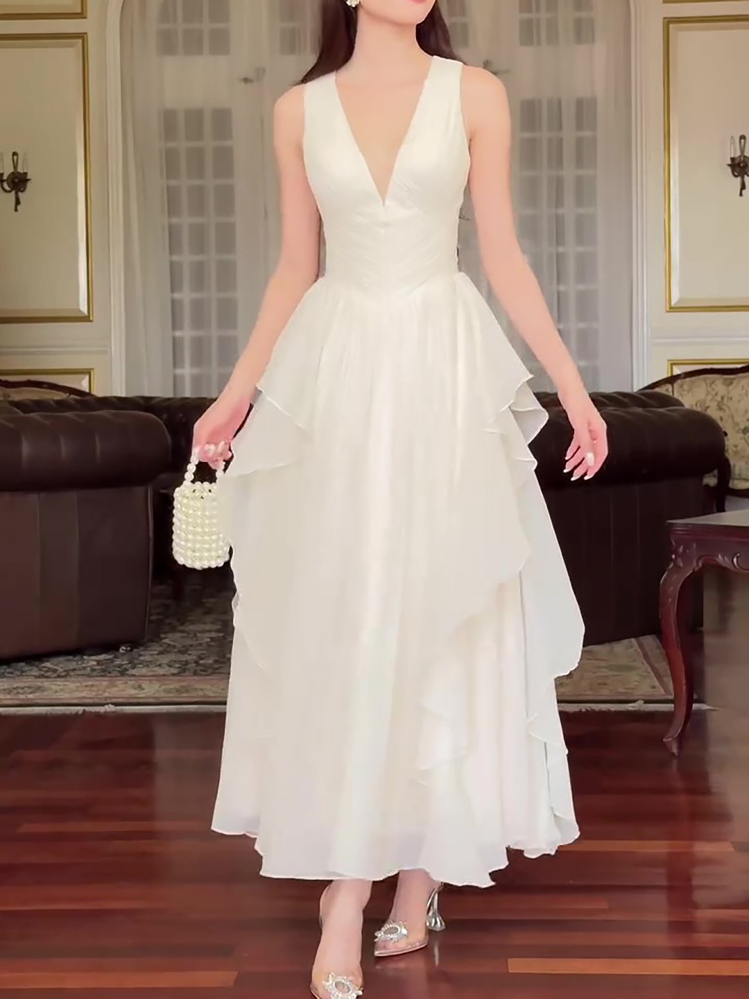 Vestido blanco sin mangas con volantes