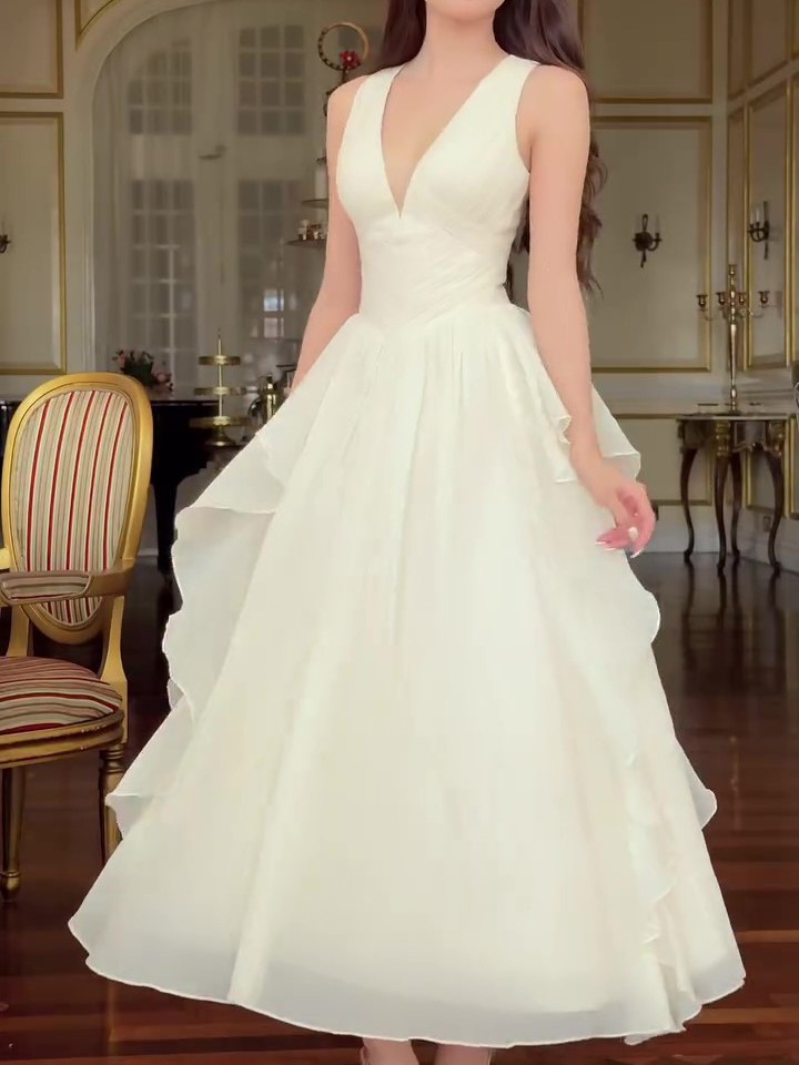 Vestido blanco sin mangas con volantes