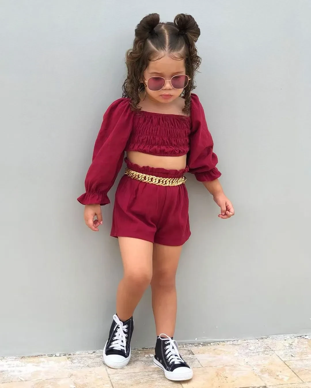 Traje de moda europea y americana con top y pantalones cortos con mangas abullonadas y hombros descubiertos