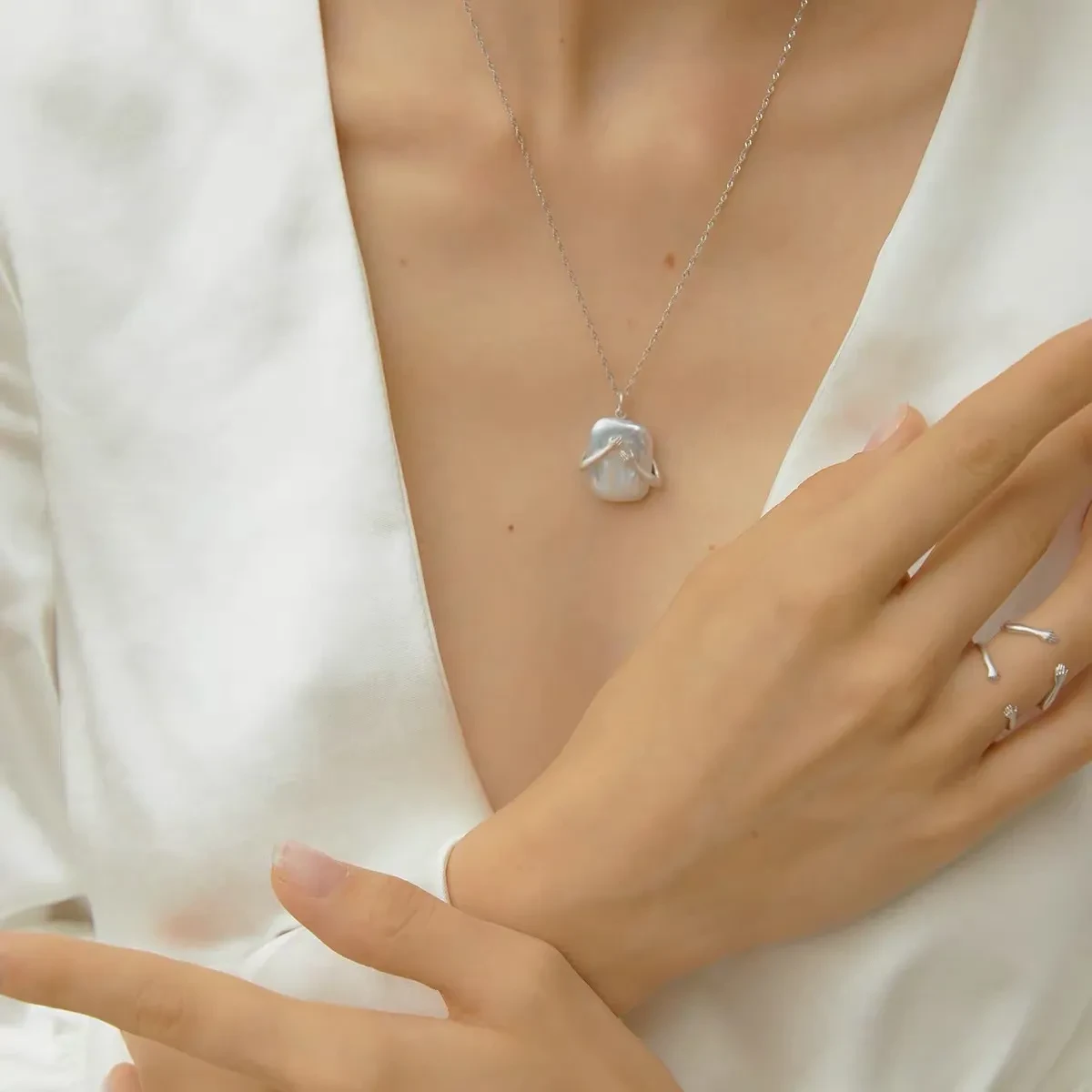 Collar de perlas barrocas Embrace, anillo de lujo