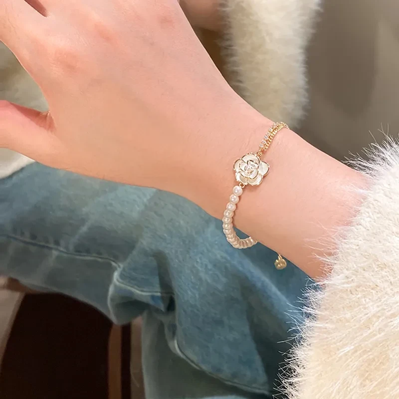 Pulsera ligera de lujo con perlas y camelia para mujer