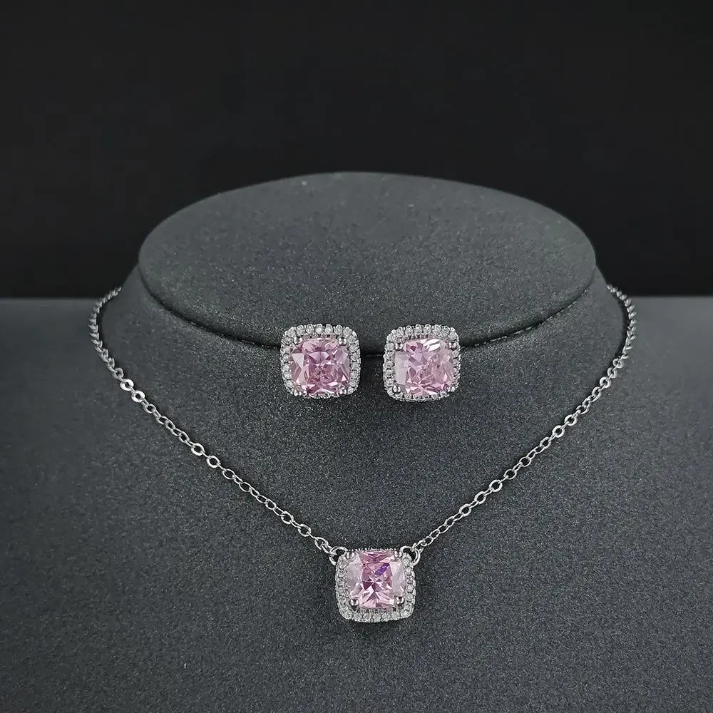 Collar de lujo con forma de botón y adorno cuadrado