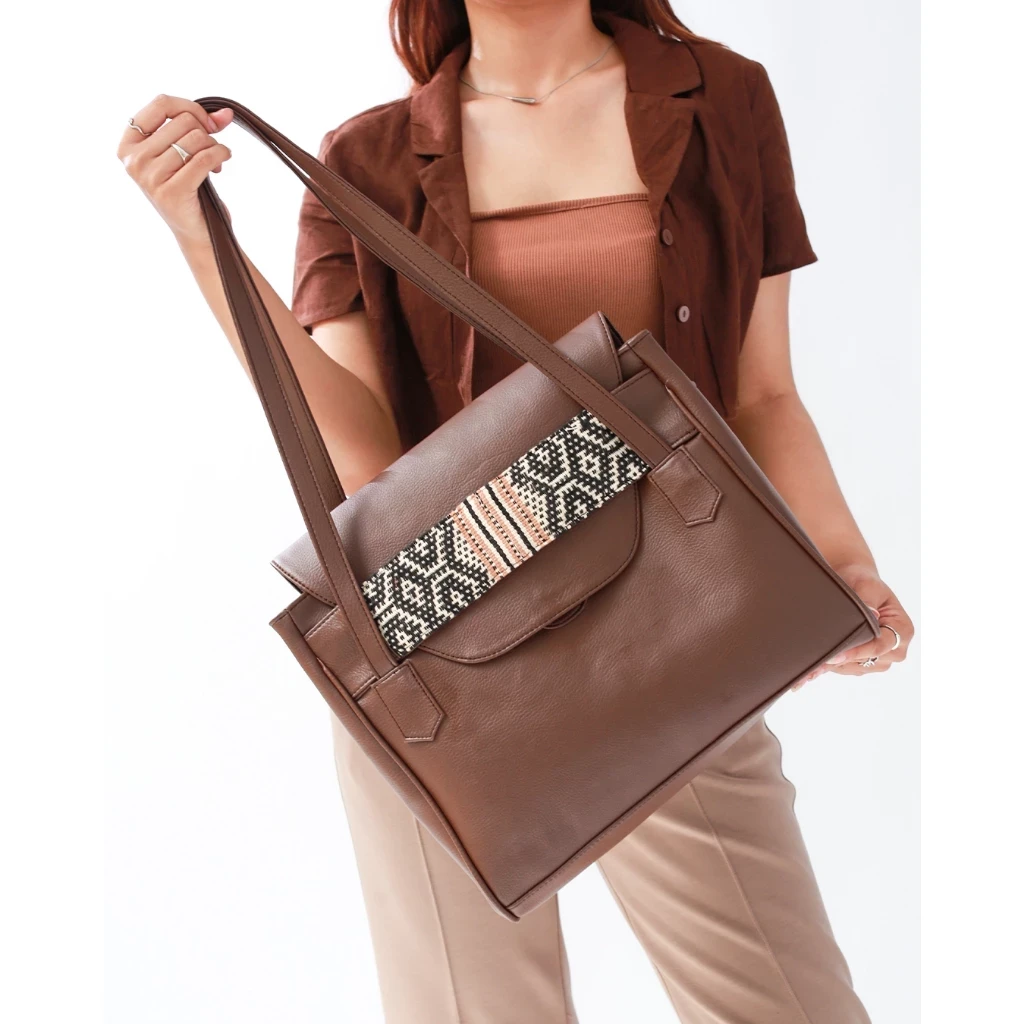 Bolso de trabajo para mujer Mare Coffee con tejido étnico de Lombok