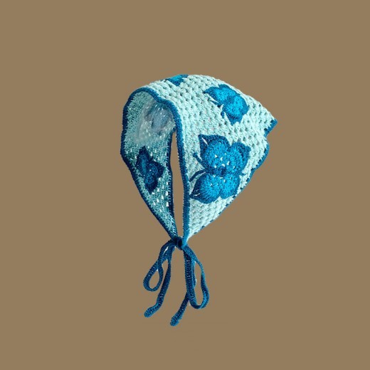 Carpeta triangular de crochet hueca con mariposa azul