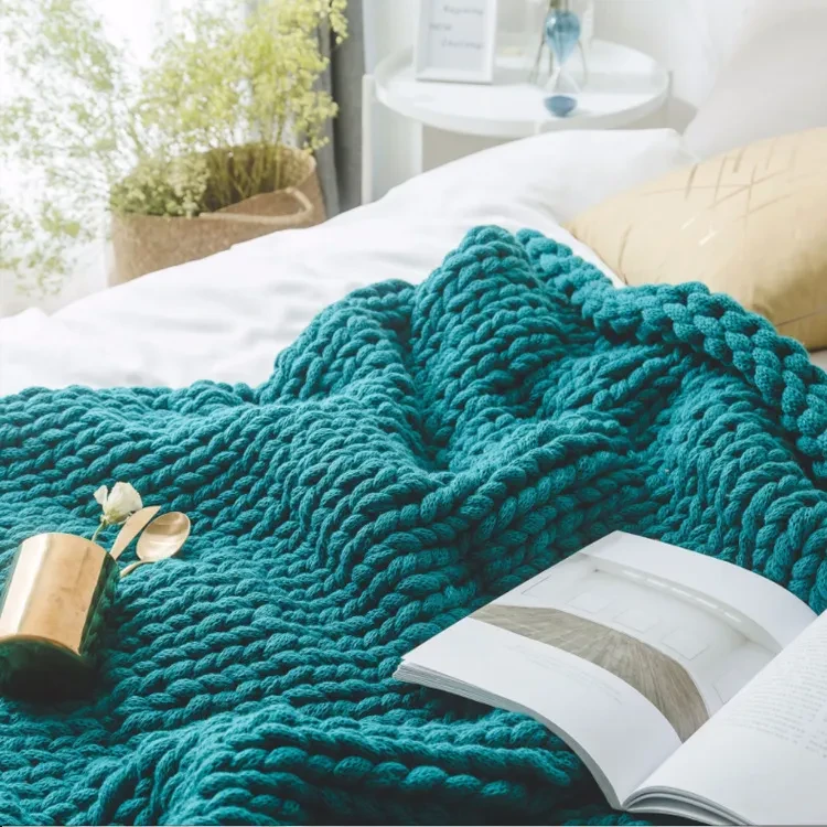 Manta tejida para la siesta en la oficina, ideal para el descanso del almuerzo en el sofá