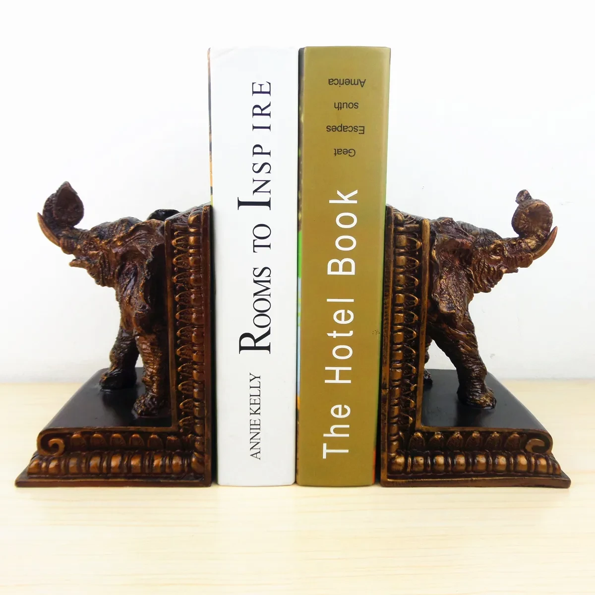 Libro de elefantes vintage decorado con accesorios para el hogar