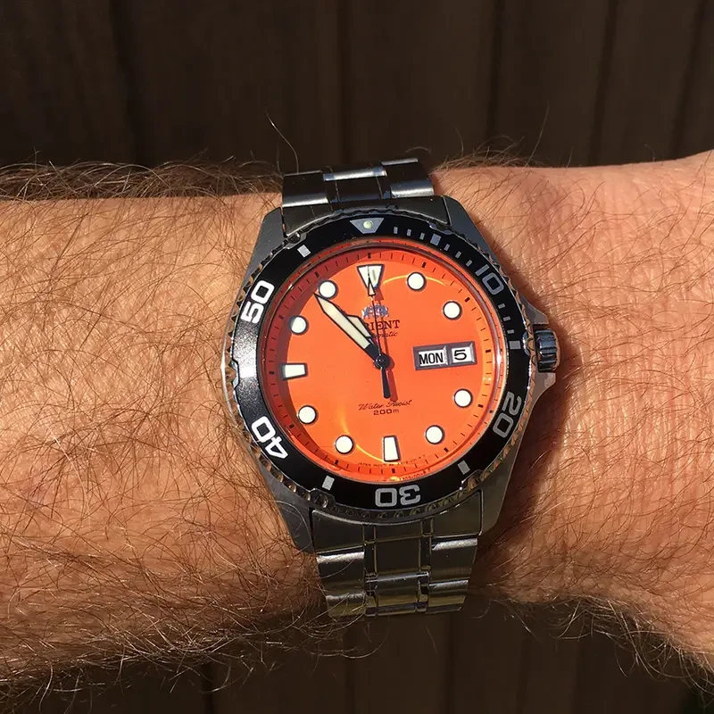 Reloj mecánico automático ORIENT Double Lion para hombre: luminoso, correa de acero inoxidable, esfera naranja deslumbrante, estilo profesional.