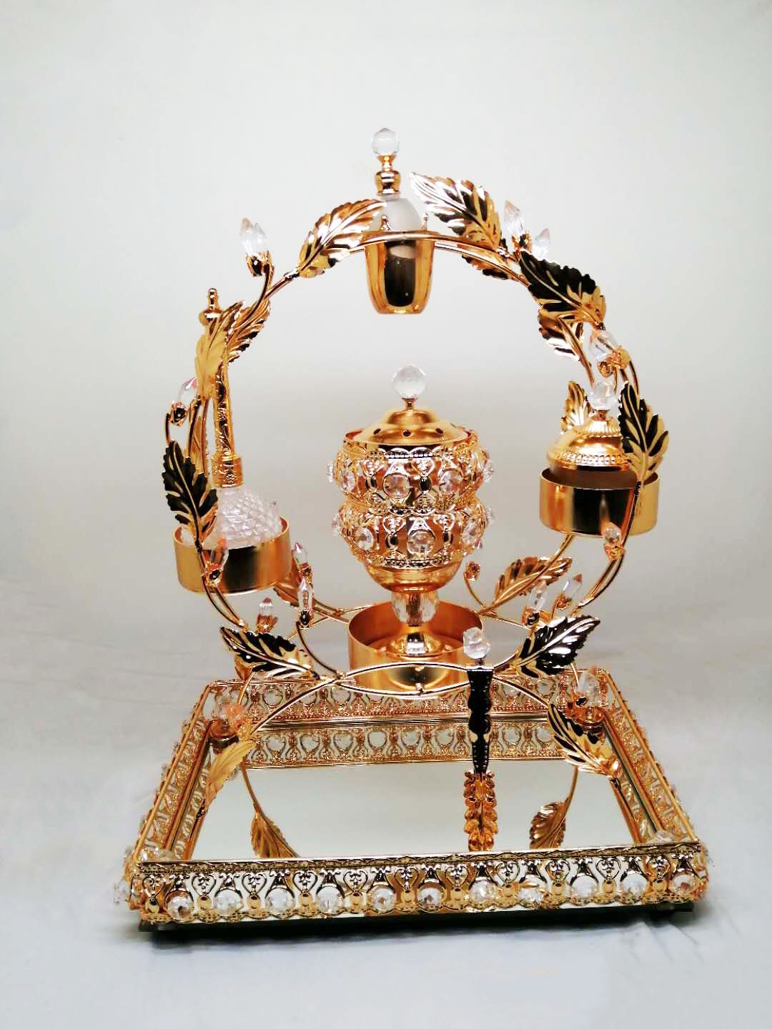 Juego de tocador con diseño dorado: candelabro, joyero, frasco de perfume y bandeja con espejo