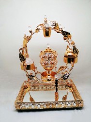 Juego de tocador con diseño dorado: candelabro, joyero, frasco de perfume y bandeja con espejo