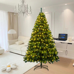 Disposición de la escena de decoraciones del árbol de Navidad para el hogar