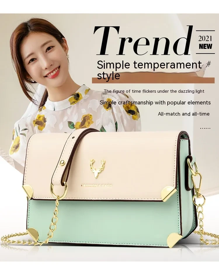 Bolso bandolera con cadena y cabeza de ciervo en contraste de colores
