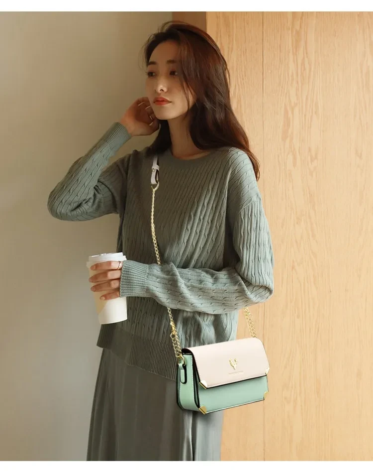 Bolso bandolera con cadena y cabeza de ciervo en contraste de colores
