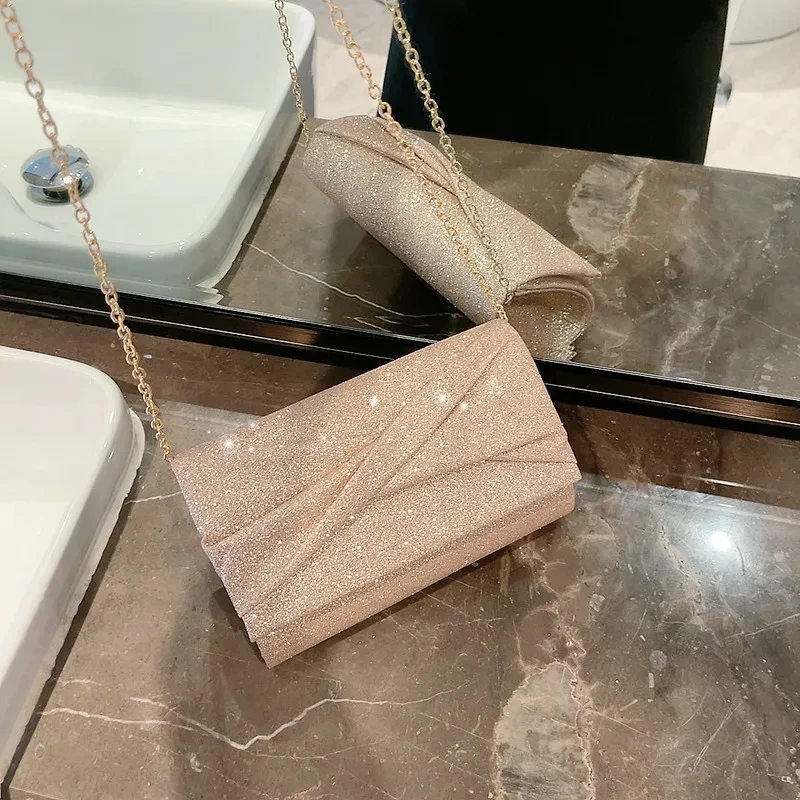 Bolso de mano tipo sobre dorado de moda