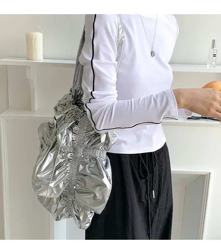 Bolso de hombro plisado de gran capacidad con diseño de interés especial